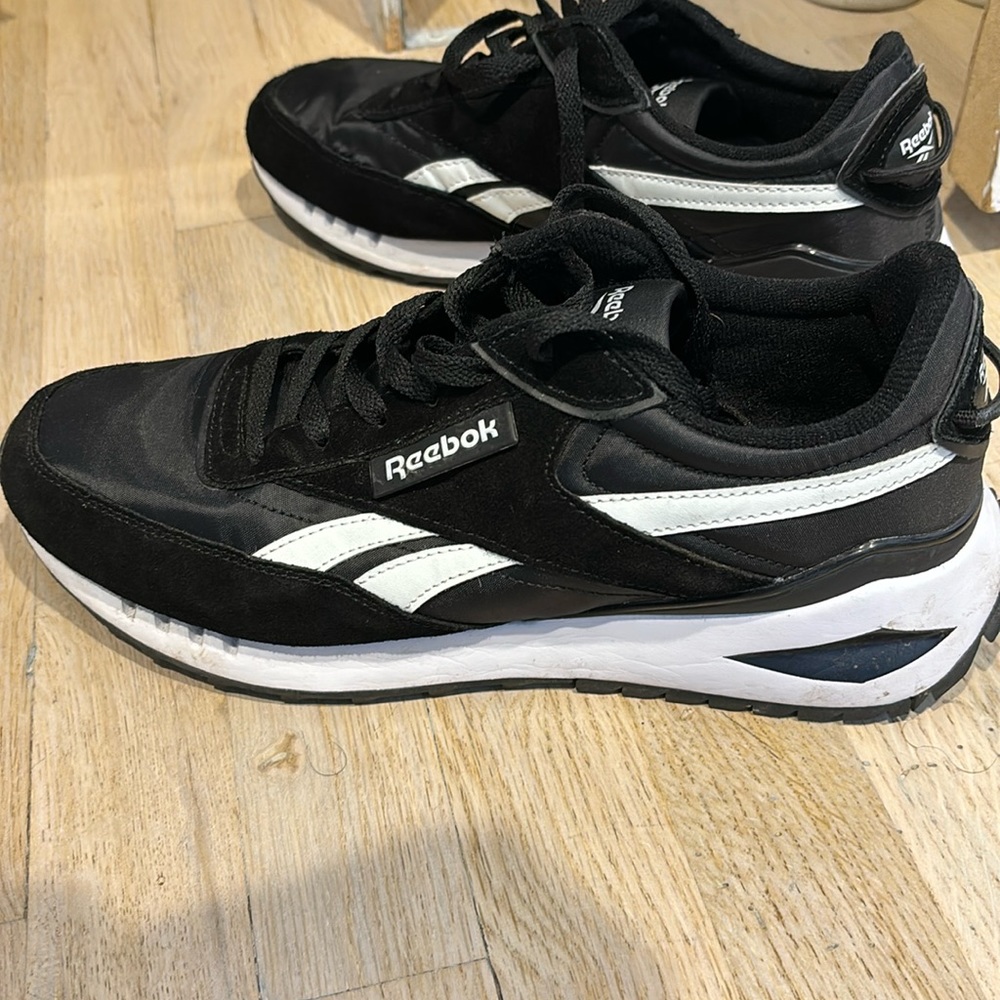 Reebok Men’s 10.5 Galaxy 10 black and White sneakers